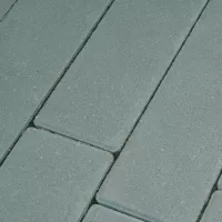 Плитка тротуарная синего цвета на сером цементе