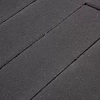 Плитка тротуарная черного цвета на сером цементе